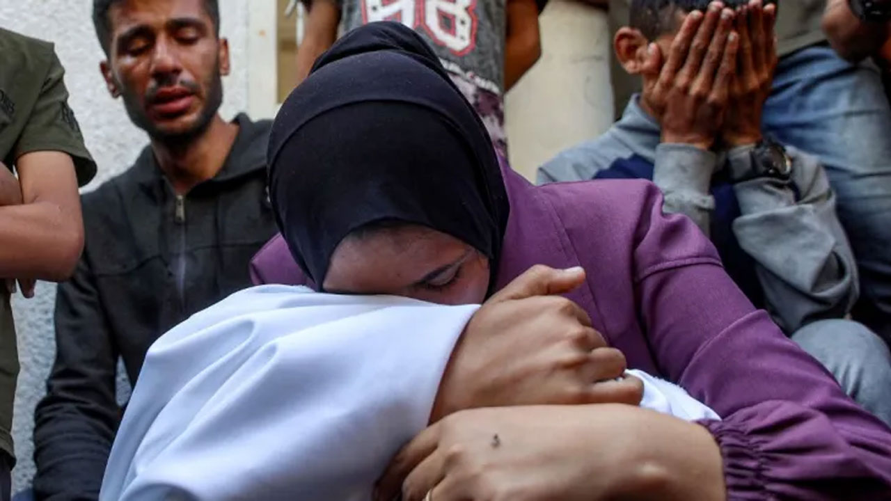 গাজায় একদিনে ইসরায়েলি হামলা-অনাহারে আরও ৭৬ জনের মৃত্যু